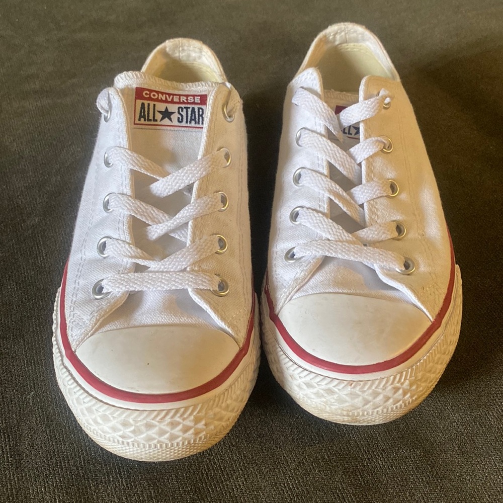 White converse. Women’s size 5 or kids size 3.